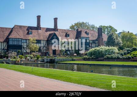 Das Laborgebäude im Arts and Crafts-Stil ist ein ikonisches historisches Wahrzeichen in Wisley Garden, Surrey, Großbritannien Stockfoto