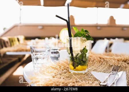 Ein Glas Mojito im Sommercafé in Marokko Stockfoto
