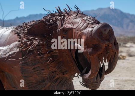 In der Nähe von Borrego Springs in Südkalifornien gibt es Metallstatuen von Tieren wie Pferden, Wildschweinen, Adlern, Kamelen und Drachen. Stockfoto