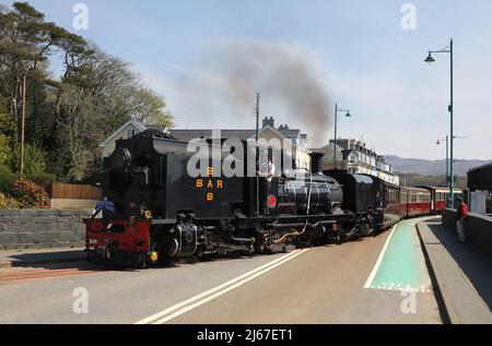 Garrett 87 fährt von Porthmadog mit dem Venturer Glaslyn nach Beddgelert. Stockfoto