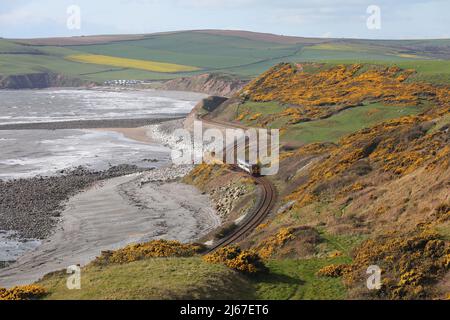 156472 fährt am 9.4.22 mit dem 15,12 Carlisle nach Barrow die Cumbrian Coast bei Coulderton entlang. Stockfoto