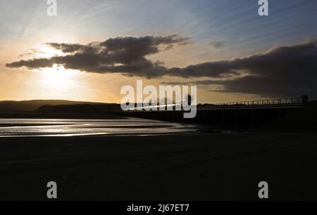 Braunton macht sich auf den Heimweg, als es am 9.4.22 über das Arnside Viadukt rumpelt Stockfoto