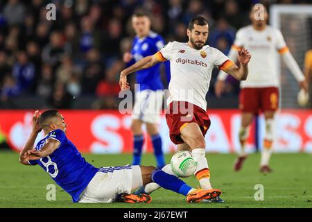 Leicester, Großbritannien. 28. April 2022. Henrikh Mkhitaryan #77 von Roma wird von Youri Tielemans #8 von Leicester City in Angriff genommen, am 4/28/2022. (Foto von Mark Cosgrove/News Images/Sipa USA) Quelle: SIPA USA/Alamy Live News Stockfoto