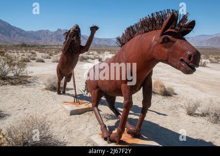 In der Nähe von Borrego Springs in Südkalifornien gibt es Metallstatuen von Tieren wie Pferden, Wildschweinen, Adlern, Kamelen und Drachen. Stockfoto