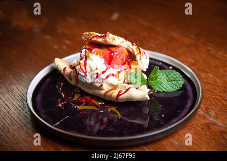 Apfelstrudel mit einer Kugel Eis und Minze. Stockfoto