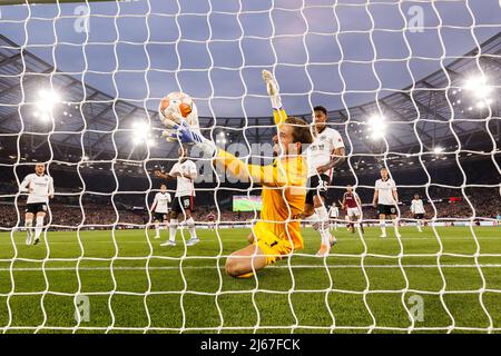 Kevin Trapp von Eintracht Frankfurt hält Michail Antonio von West Ham United nicht auf (nicht abgebildet) Das erste Tor von West Ham United, das während des UEFA Europa League Halbfinales mit der ersten Etappe zwischen West Ham United und Eintracht Frankfurt am 28. 2022. April im London Stadium in London, England, ausgeglichen wurde und den Score von 1-1 erzielte. (Foto von Daniel Chesterton/phcimages.com) Stockfoto