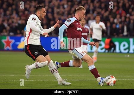 London, Großbritannien. 28. April 2022. Jarrod Bowen von West Ham United (R) in Aktion. UEFA Europa League Spiel, Halbfinale, 1.-Bein, West Ham Utd gegen Eintracht Frankfurt am Donnerstag, 28.. April 2022, im London Stadium, im Queen Elizabeth Olympic Park in London. Dieses Bild darf nur für redaktionelle Zwecke verwendet werden. Nur zur redaktionellen Verwendung, Lizenz für kommerzielle Nutzung erforderlich. Keine Verwendung bei Wetten, Spielen oder Veröffentlichungen in einem Club/einer Liga/einem Spieler. PIC von Steffan Bowen/Andrew Orchard Sports Photography/Alamy Live News Credit: Andrew Orchard Sports Photography/Alamy Live News Stockfoto