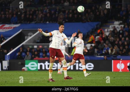 LEICESTER, GROSSBRITANNIEN. APR 28. Chris Smalling von AS Roma in Aktion während des UEFA Europa Conference League Halbfinales 1. zwischen Leicester City und AS Roma am Donnerstag, dem 28.. April 2022, im King Power Stadium, Leicester. (Kredit: Jon Hobley | MI News) Stockfoto