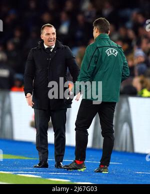 Der Manager von Leicester City, Brendan Rodgers, spricht mit einem Beamten während des Halbfinales der UEFA Europa Conference League, dem ersten Beinspiel im King Power Stadium, Leicester. Bilddatum: Donnerstag, 28. April 2022. Stockfoto