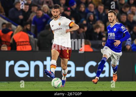 Leicester, Großbritannien. 28. April 2022. Bryan Cristante #4 von Roma übergibt den Ball in , am 4/28/2022. (Foto von Mark Cosgrove/News Images/Sipa USA) Quelle: SIPA USA/Alamy Live News Stockfoto