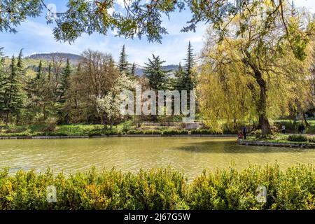 Dilijan, Armenien - 26. April 2022 - Blick auf den kleinen See im Dilijan Park an einem schönen sonnigen Tag in Dilijan, Armenien Stockfoto