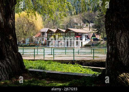 Dilijan, Armenien - 26. April 2022 - Cafe Nummer 2 Restaurant und Cafe Gebäude gegenüber dem kleinen See in Dilijan, Armenien Stockfoto