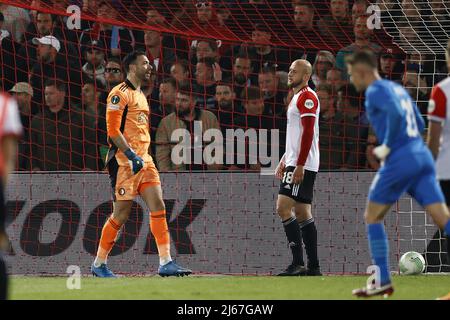 Rotterdam, Niederlande. 28. April 2022. ROTTERDAM - (lr) Feyenoord-Torhüter Ofir Marciano, Gernot Trauner oder Feyenoord Balk während des Halbfinalmatches der UEFA Conference League zwischen Feyenoord und Olympique Marseille am 28. April 2022 im Feyenoord Stadium de Kuip in Rotterdam, Niederlande. ANP MAURICE VAN STEEN Kredit: ANP/Alamy Live Nachrichten Stockfoto