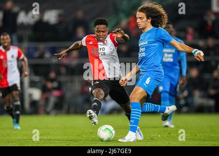 Rotterdam, Niederlande. 28. April 2022. Rotterdam - Luis Sinisterra von Feyenoord, Matteo Guendouzi von Olympique Marseille während des Spiels zwischen Feyenoord und Olympique Marseille am 28. April 2022 im Stadion Feijenoord De Kuip in Rotterdam, Niederlande. (Box to Box Pictures/Tom Bode) Credit: Box to Box pictures/Alamy Live News Stockfoto