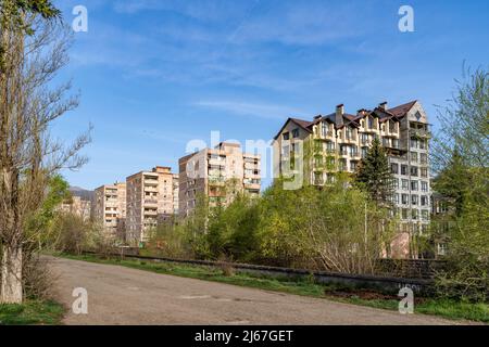 Dilijan, Armenien - 27. April 2022 - hohe Wohngebäude in Dilijan, Armenien Stockfoto