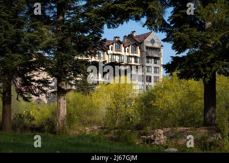 Dilijan, Armenien - 27. April 2022 - hohe Wohngebäude in Dilijan, Armenien Stockfoto