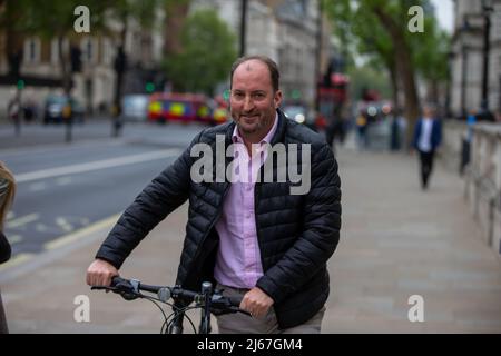 London, Großbritannien. 28. April 2022. 28. April 2022, London, England, Großbritannien: Der Downing Street Director of Communications, GUTO HARRI, wird in Whitehall zu sehen sein. (Bild: © Tayfun Salci/ZUMA Press Wire) Bild: ZUMA Press, Inc./Alamy Live News Stockfoto