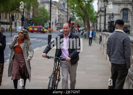 London, Großbritannien. 28. April 2022. 28. April 2022, London, England, Großbritannien: Der Downing Street Director of Communications, GUTO HARRI, wird in Whitehall zu sehen sein. (Bild: © Tayfun Salci/ZUMA Press Wire) Bild: ZUMA Press, Inc./Alamy Live News Stockfoto