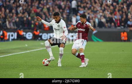 London, Großbritannien. 28. Apr, 2022. firo : 04/28/2022, Fußball, EL, Europa LEAGUE, Saison 2021/2022, Halbfinale, erste Etappe, West Ham United - Eintracht Frankfurt Ansgar Knauff (Eintracht Frankfurt)Äô, Pablo Fornals (West Ham United) Credit: dpa picture Alliance/Alamy Live News Stockfoto