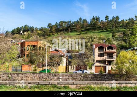 Dilijan, Armenien - 27. April 2022 - Wohnhaus und Gebäude auf der Getapnya Straße mit Hügel und blauem Himmel Hintergrund Stockfoto