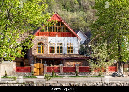 Dilijan, Armenien - 27. April 2022 - Carahunge Cafe Gebäude auf Getapnya Streein in Dilijan, Armenien Stockfoto