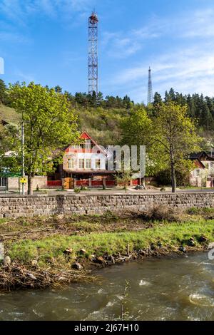 Dilijan, Armenien - 27. April 2022 - Carahunge Cafe Gebäude auf Getapnya Streein in Dilijan, Armenien Stockfoto