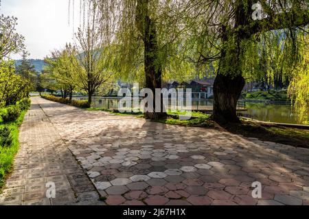 Dilijan, Armenien - 27. April 2022 - Wanderweg entlang des kleinen Sees in Dilijan, Armenien an einem schönen Frühlingstag Stockfoto