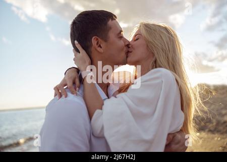 Nahaufnahme eines glücklichen Paares, das sich am Meer küsst Stockfoto