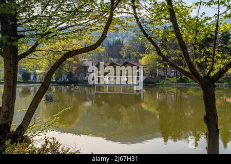 Dilijan, Armenien - 27. April 2022 - Cafe Nummer 2 Restaurant und Cafe Gebäude gegenüber dem kleinen See in Dilijan, Armenien Stockfoto