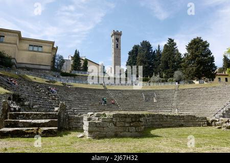 Römisches Theater und Kathedrale von Saint Romulus, Fiesole, in der Nähe von Florenz, Toskana, Italien, April 2022 Stockfoto