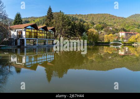 Dilijan, Armenien - 27. April 2022 - Cafe Nummer 2 Restaurant und Cafe Gebäude gegenüber dem kleinen See in Dilijan, Armenien Stockfoto