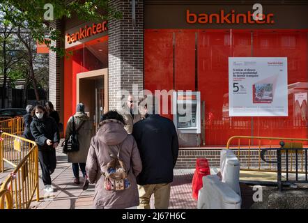 Fußgänger gehen an der spanischen Bankinter- und Finanzdienstleistungsbranche vorbei, die in Spanien gesehen wird. Stockfoto