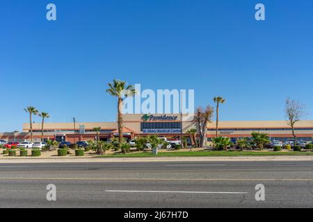 Apple Valley, CA, USA – 20. April 2022: Das Krankenhaus des Providence Saint Mary Medical Center befindet sich in der Stadt Apple Valley, Kalifornien. Stockfoto