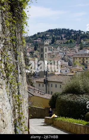 Kathedrale von Saint Romulus (Kathedrale von Fiesole) aus dem Kloster von San Francesco, Fiesole, in der Nähe von Florenz, Toskana, Italien, April 2022 Stockfoto