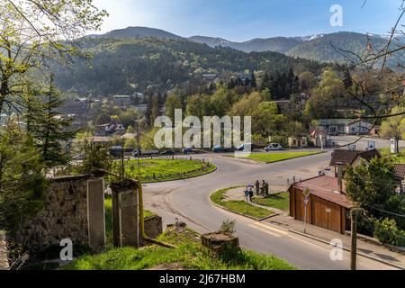 Dilijan, Armenien - 27. April 2022 - Luftaufnahme des Straßenumkreisels mit Stadt und Bergkette in Dilijan, Armenien Stockfoto