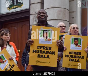 28. April 2022, London, England, Vereinigtes Königreich: Der Gründer der Association of Black Humanists, CLIVE ARUEDE, veranstaltete als Humanists UK einen Protest vor der Nigeria High Commission im Zentrum von London, in dem die nigeranische Regierung aufgefordert wurde, die Verurteilung von Mubarak Bala, dem Präsidenten der nigerischen Humanistischen Vereinigung, aufzuheben und die Blasphemiegesetze in Nigeria aufzuheben. Mubarak wurde wegen sogenannter „ blasphemischer “ Facebook-Posts zu 24 Jahren Gefängnis verurteilt. (Bild: © Vuk Valcic/ZUMA Press Wire) Stockfoto