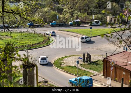 Dilijan, Armenien - 27. April 2022 - Luftaufnahme des Straßenumkreisels mit Stadt und Bergkette in Dilijan, Armenien Stockfoto