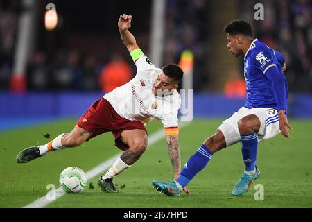 LEICESTER, GROSSBRITANNIEN. APR 28. Lorenzo Pellegrini von AS Roma kämpft mit James Justin von Leicester City während des UEFA Europa Conference League Halbfinales 1. zwischen Leicester City und AS Roma am Donnerstag, dem 28.. April 2022, im King Power Stadium, Leicester. (Kredit: Jon Hobley | MI News) Stockfoto