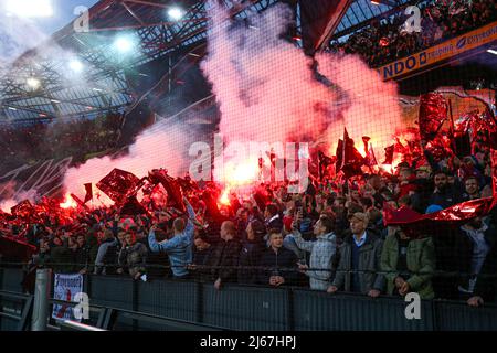 Rotterdam, Niederlande. 28. April 2022. ROTTERDAM, NIEDERLANDE - 28. APRIL: Fans von Feyenoord während des Spiels der UEFA Europa Conference League zwischen Feyenoord und Olympique Marseille am 28. April 2022 in de Kuip in Rotterdam, Niederlande (Foto von Herman Dingler/Orange Picics) Credit: Orange Pics BV/Alamy Live News Stockfoto