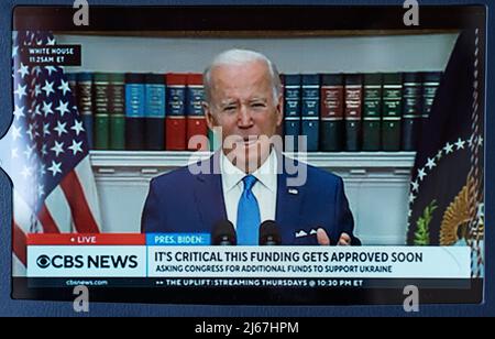 Auf dieser Fotolabbildung ist ein iPad-Bildschirm zu sehen, auf dem US-Präsident Joe Biden vor dem Weißen Haus mit einer Erklärung über die Hilfe für die Ukraine spricht. Stockfoto