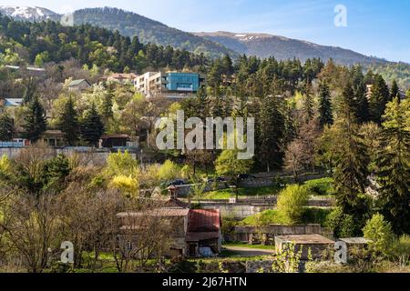 Dilijan, Armenien - 27. April 2022 - Blick auf die Stadt auf dem Hügel in Dilijan, Armenien Stockfoto