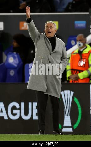 Leicester, Großbritannien. 28.. April 2022. Jose Mourino, Manager von AS Roma, ist während des Spiels der UEFA Europa Conference League im King Power Stadium, Leicester, mit Gesten befasst. Bildnachweis sollte lauten: Darren Staples / Sportimage Credit: Sportimage/Alamy Live News Stockfoto