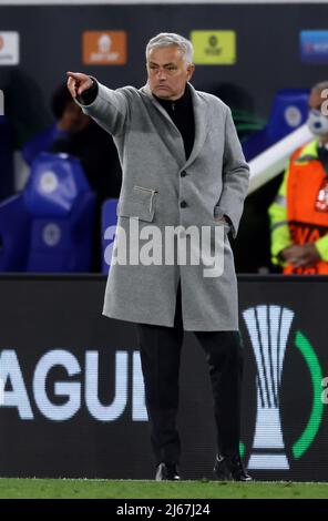 Leicester, Großbritannien. 28.. April 2022. Jose Mourino, Manager von AS Roma, ist während des Spiels der UEFA Europa Conference League im King Power Stadium, Leicester, mit Gesten befasst. Bildnachweis sollte lauten: Darren Staples / Sportimage Credit: Sportimage/Alamy Live News Stockfoto