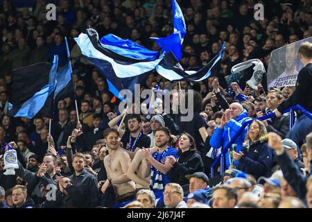 Leicester, Großbritannien. 28. April 2022. Leicester City-Fans feiern ihre Seite Tor Credit: News Images /Alamy Live News Stockfoto