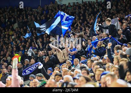 Leicester, Großbritannien. 28. April 2022. Leicester City-Fans feiern ihre Seite Tor Credit: News Images /Alamy Live News Stockfoto