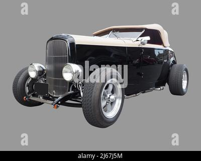 Ein Cabrio Hi-Boy Hot Rod Automobil, 1932 Ford Model B, 3 Fenster, deuce Coupé, Roadster. Glänzend schwarz, hellbraun, isoliert auf grau, keine Logos, Stockfoto