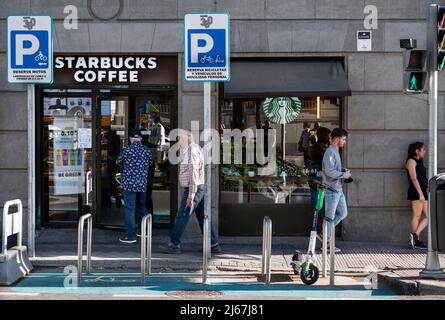 Fußgänger kommen an der amerikanischen multinationalen Kette Starbucks Coffee Store in Spanien vorbei. (Foto von Xavi Lopez/SOPA Images/Sipa USA) Stockfoto