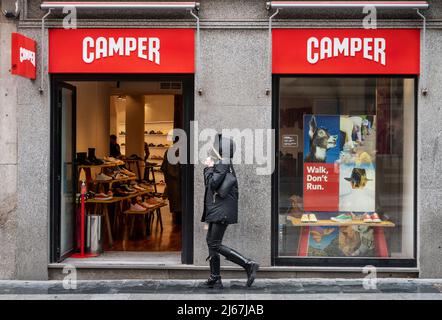 Ein Fußgänger geht an der spanischen multinationalen Hersteller- und Schuheinzelhandelsmarke Camper in Spanien vorbei. (Foto von Xavi Lopez/SOPA Images/Sipa USA) Stockfoto