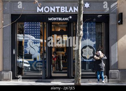 22. Februar 2022, Madrid, Spanien: Eine Frau steht vor dem deutschen Hersteller von Luxus-Schreibgeräte, Uhren, Schmuck Montblanc Store in Spanien. (Bild: © Xavi Lopez/SOPA Images via ZUMA Press Wire) Stockfoto