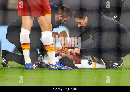 Leicester, Großbritannien. 28. April 2022. Chris Smalling #6 Roma werden wegen einer Verletzung behandelt Credit: News Images /Alamy Live News Stockfoto